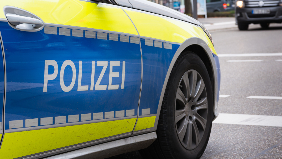 Polizeidienstauto in der Fahrt