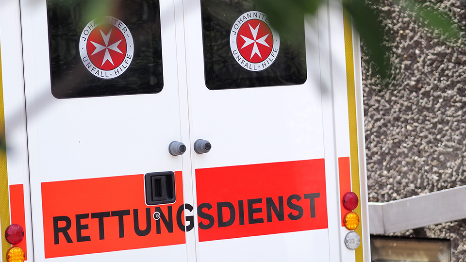 Rettungswagen von hinten mit Schriftzug Rettungsdienst