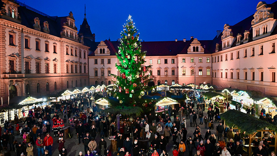 Romantischer Weihnachtsmarkt auf Schloss Thurn und Taxis mit Blick auf den Innenhof des Schlosses vom Balkon aus