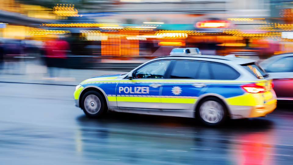 Polizeidienstauto in der Fahrt