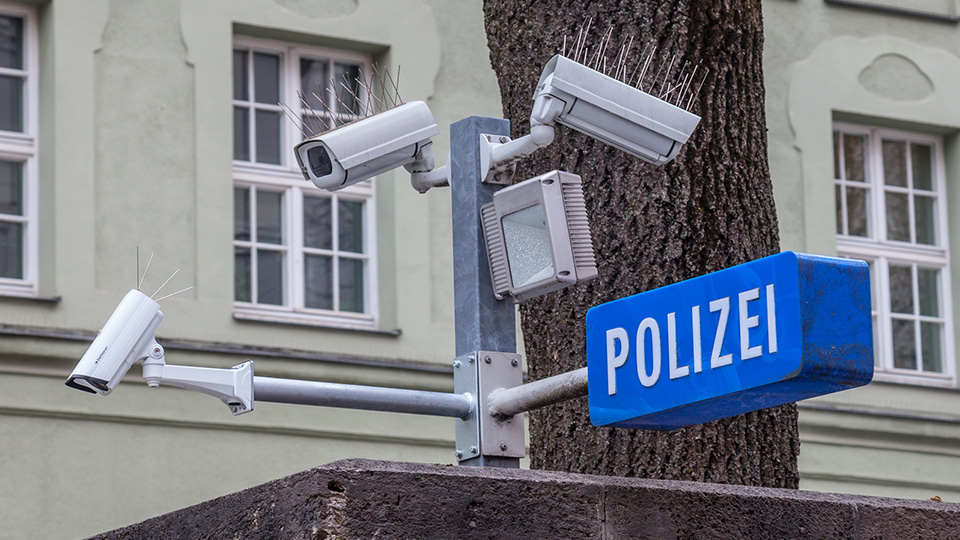 Polizei Schild und Überwachungskameras