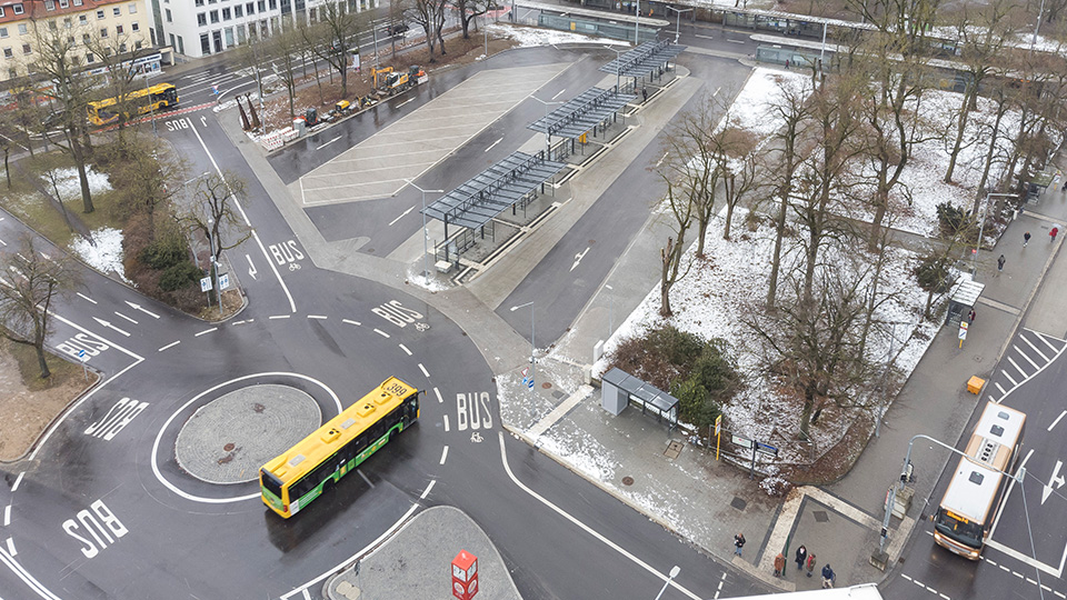 Aufnahme von oben vom neuen Busbahnhof Interims-ZOB. Es sind ein Kreisverkehr und zwei Busse zu sehen.