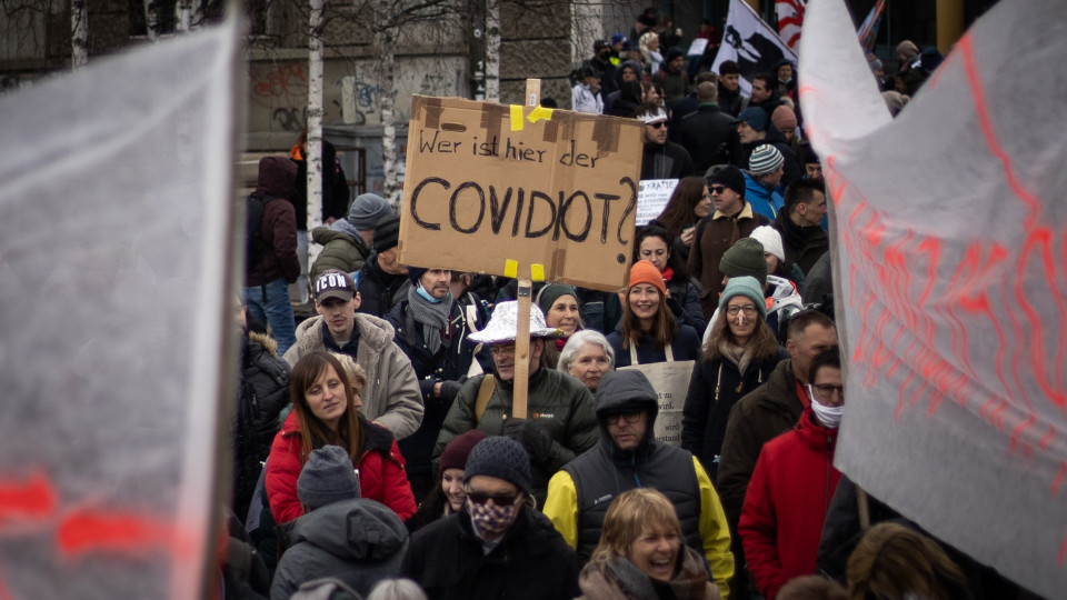 Schild auf einem Corona-Protest