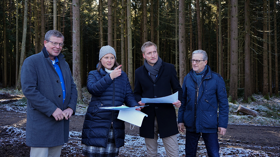 „Begehung des Windpark-Standortes in Sinzing“, v.l.n.r.: Georg Freiherr von Aretin, Carolin Wagner, Stefan Bachmaier, Christoph Markl-Meider