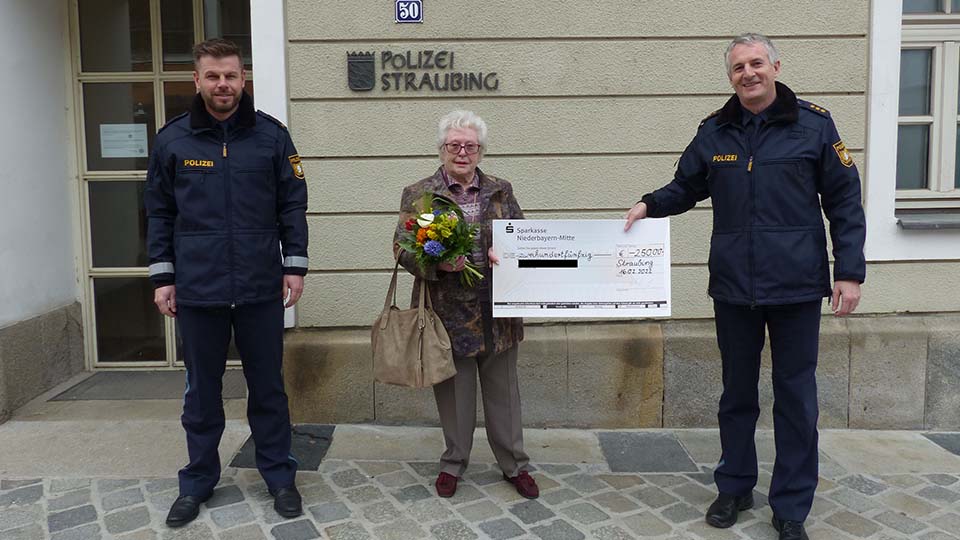 Die Rentnerin aus Straubing in der Mitte, links von ihr PR Feucht und rechts von ihr PD Eckl.