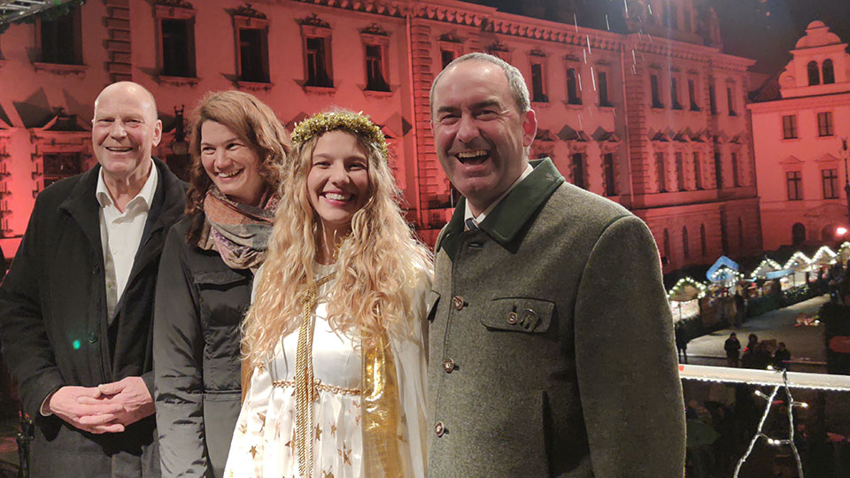 Eröffnung des Romantischen Weihnachtsmarkts: Veranstalter Peter Kittel, Tanja Schweiger, das Fürstliche Christkind und Hubert Aiwanger