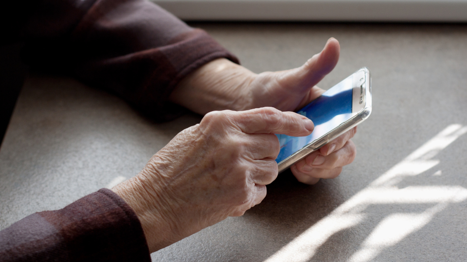 Ältere Dame mit Smartphone