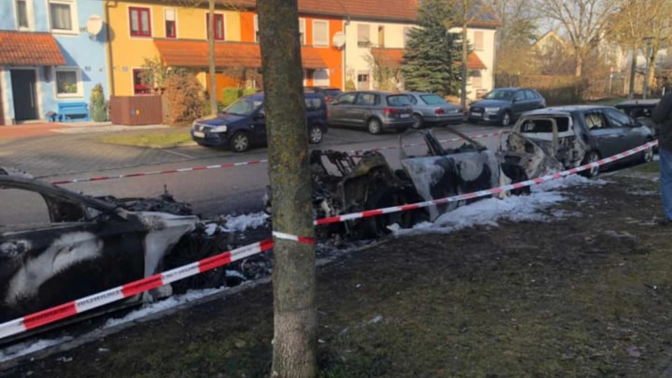 Regensburg: Mehrere Autos durch Brand zerstört