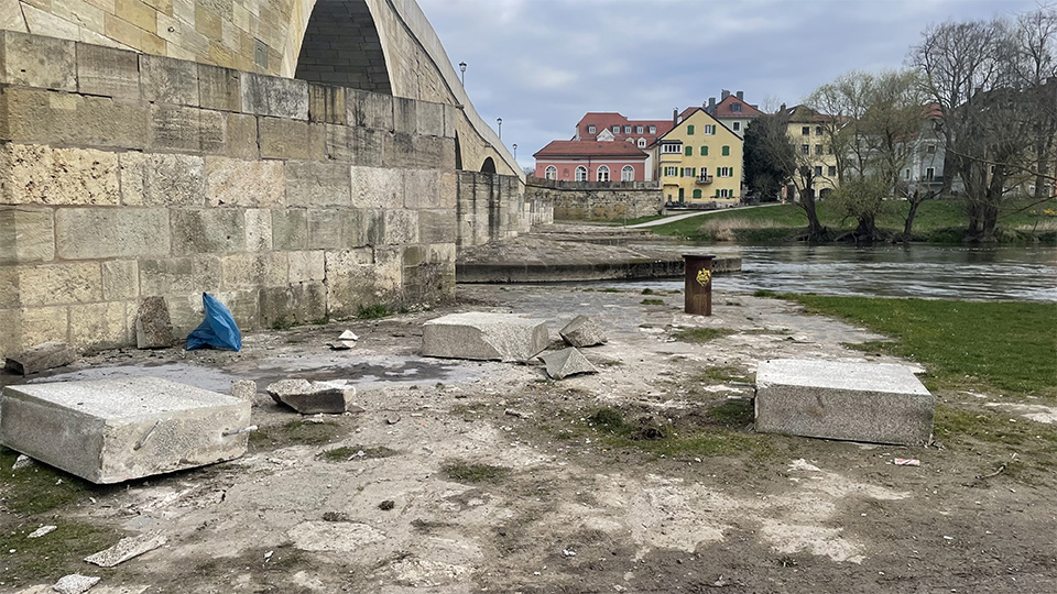 regensburg fahrer durchbricht mauer der steinernen bruecke 1 960x540