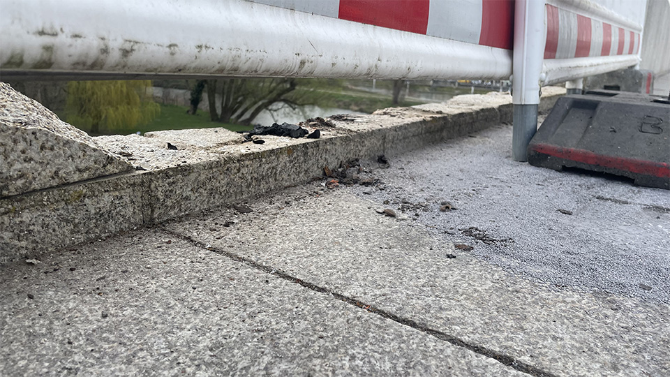 regensburg fahrer durchbricht mauer der steinernen bruecke 2 960x540