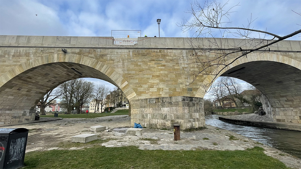 Regensburg: Fahrer durchbricht Mauer der Steinernen Brücke