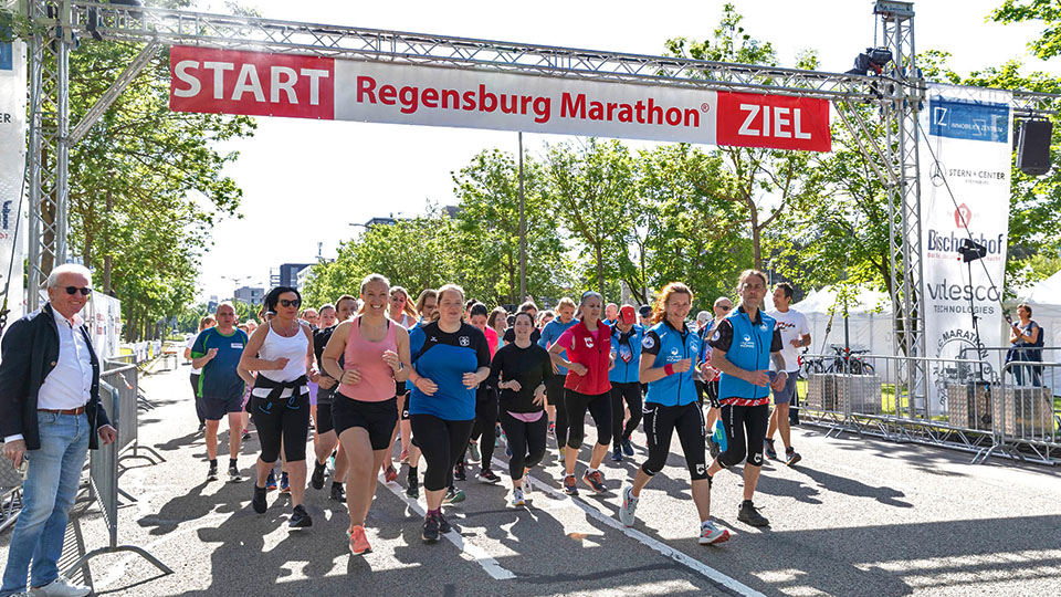 Beim Start zum Frühstückslauf am Vortag des Regensburg Marathon sind die Einsteiger nach acht Wochen Training bestens vorbereitet