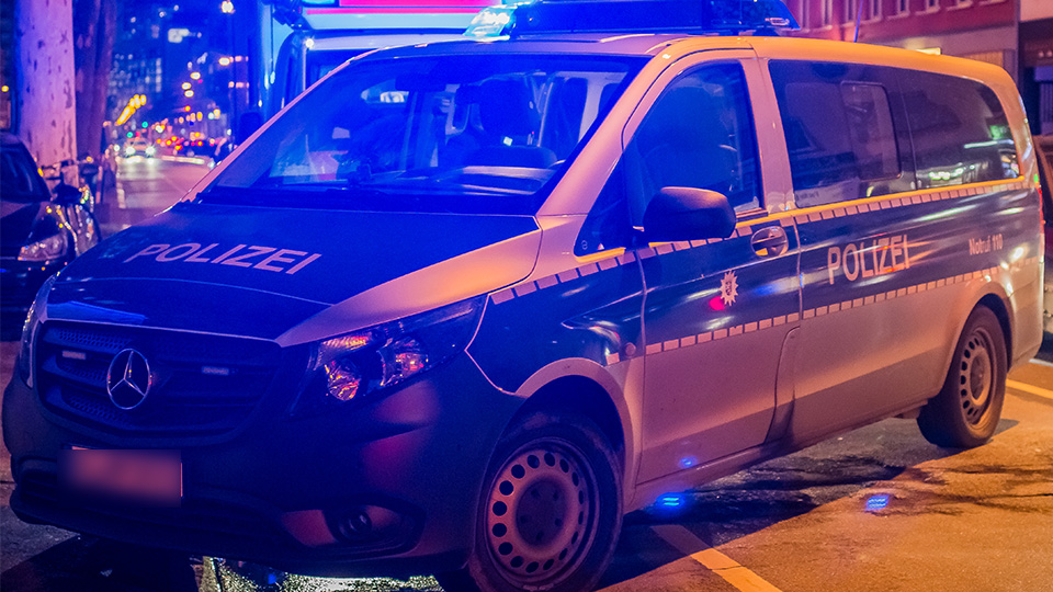 Streifenwagen der Polizei in der Nacht