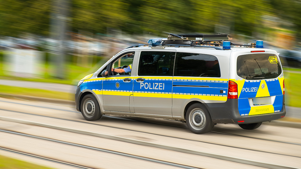 Streifenwagen der Polizei während der Fahrt