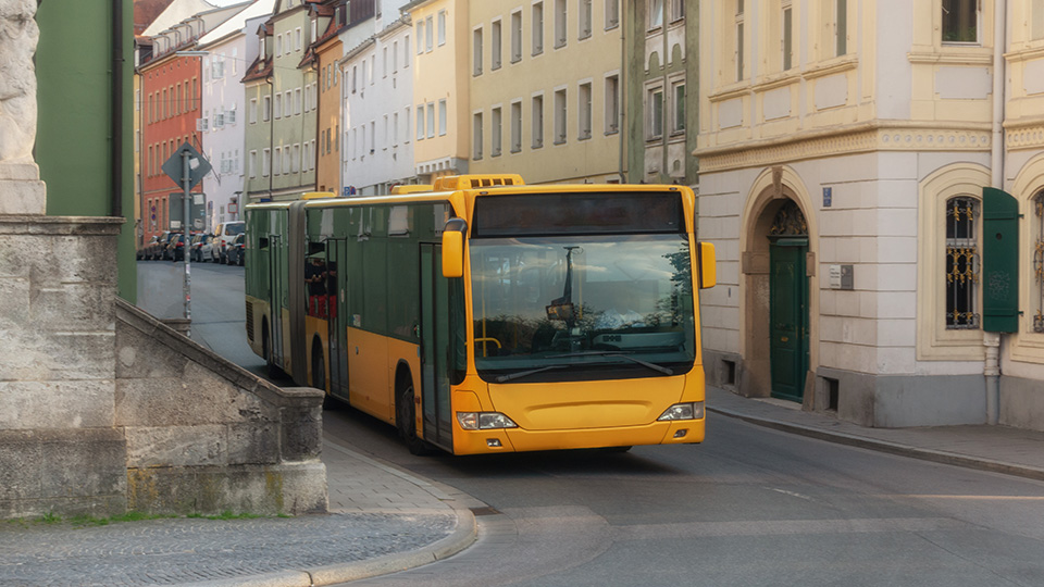 Gelber Bus, der durch die Regensburger Innenstadt fährt