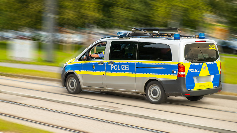 Streifenwagen der Polizei während der Fahrt