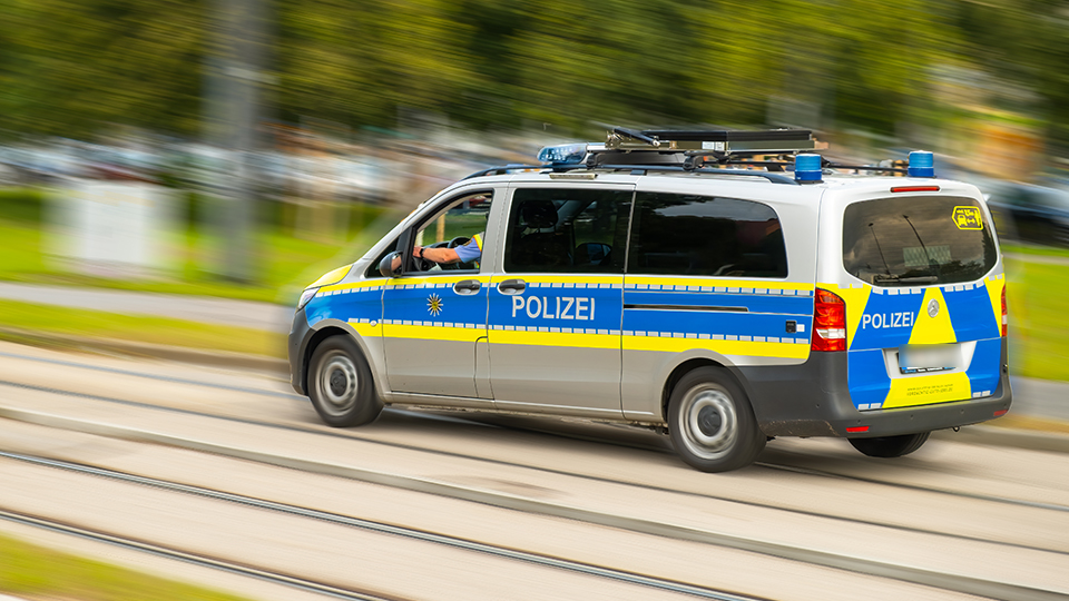 Streifenwagen der Polizei während der Fahrt