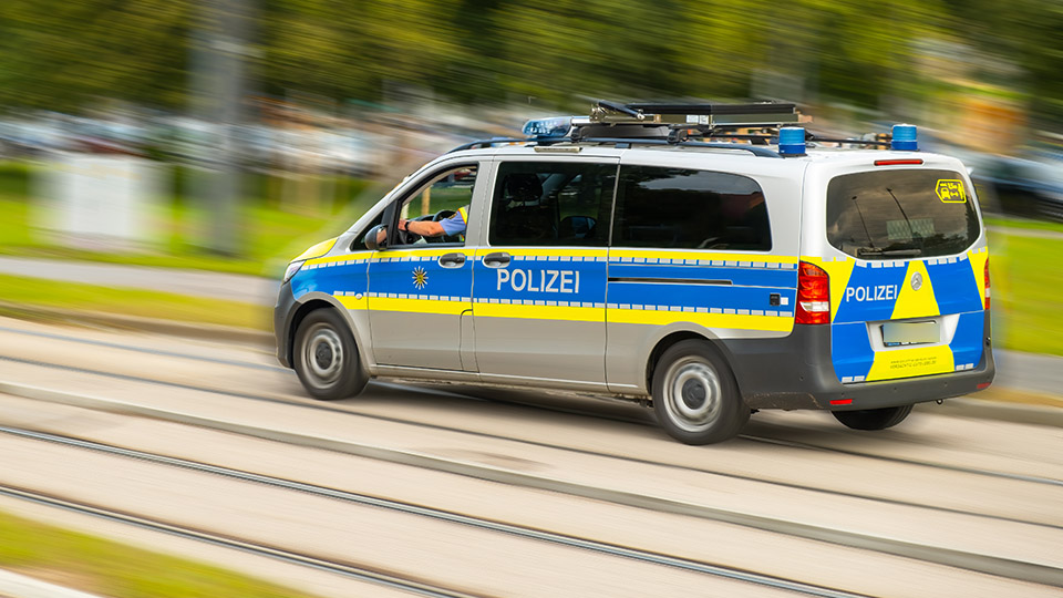 Streifenwagen der Polizei während der Fahrt