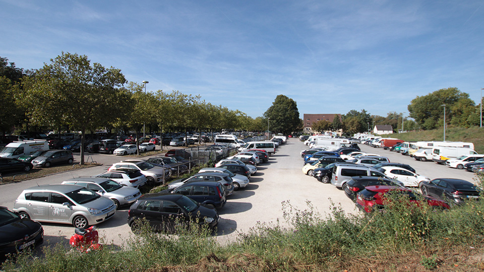 So parken die Autos derzeit am Parkplatz am "Unteren Wöhrd", am Gebiet des Alten Eisstadions