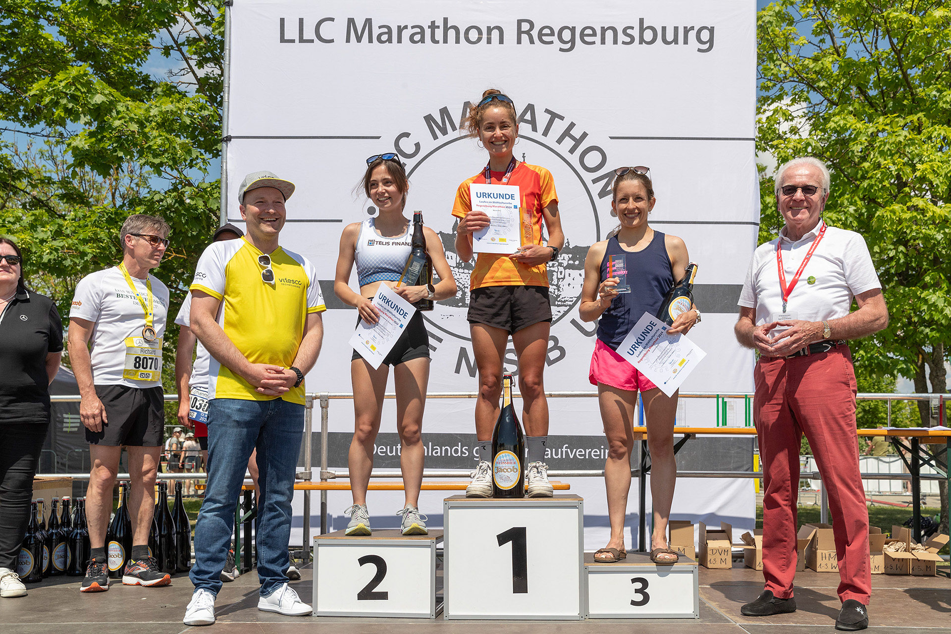 LLC Marathon Regensburg e.V. Siegerehrungen Foto: altrofoto.de