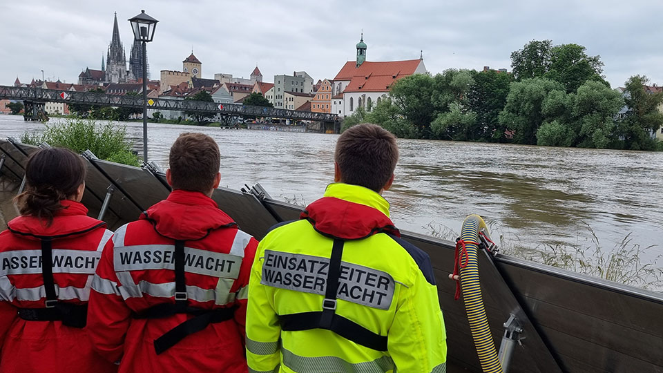 Hochwasser in Regensburg: BRK Team steht an Hochwasser-Schutzwänden