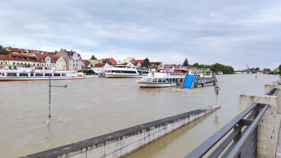 Hochwasser in Regensburg: Umgeparktes Schiff nach Sperrung der Werfstraße