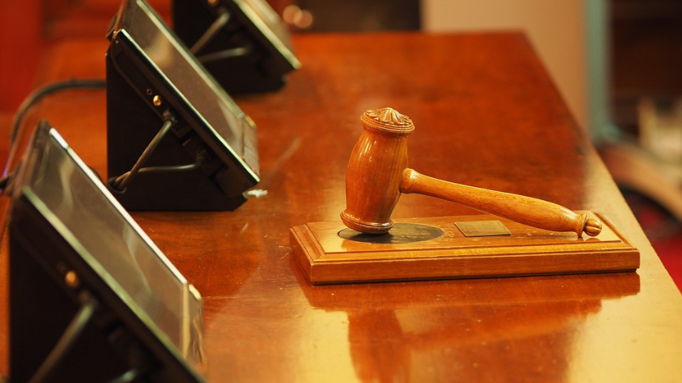 Im Gericht: Richterhammer im Fokus
