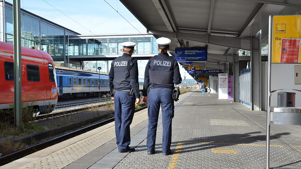Symbolbild: Zwei Polizisten am Hauptbahnhof Regensburg