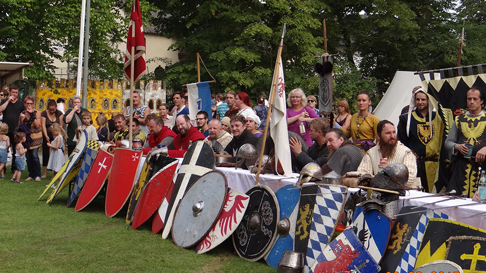 Mittelalterfest Horto Historico: Männer und Frauen in Mittelalterkleidung und Ritterrüstung