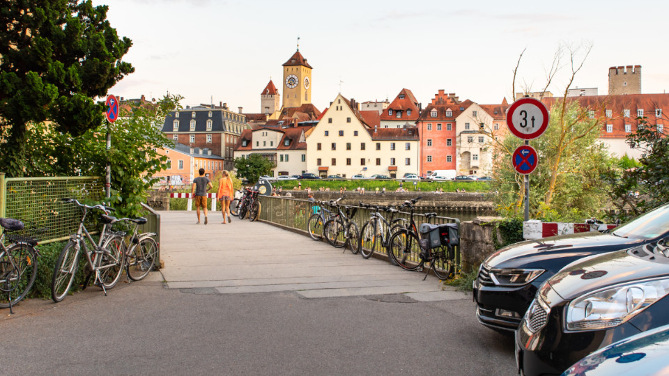 Innenstadt Regensburg, Fahrräder und Autos parken am Rand.
