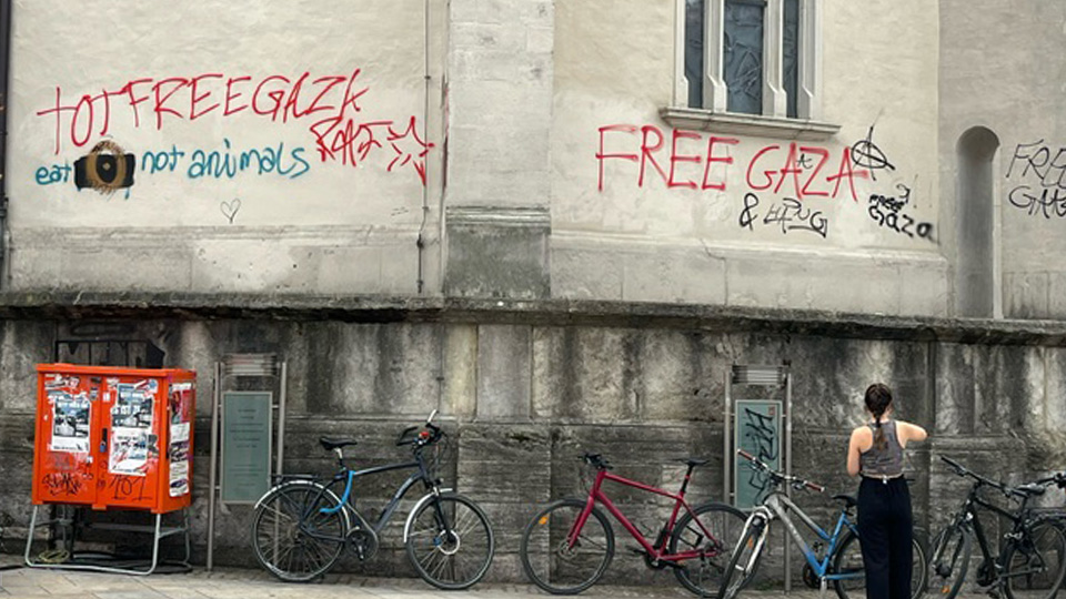 Schmiererein auf Neupfarrkirche in der Innenstadt Regensburg