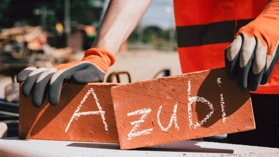 Symbolbild Backsteine mit dem Schriftzug "Azubi"