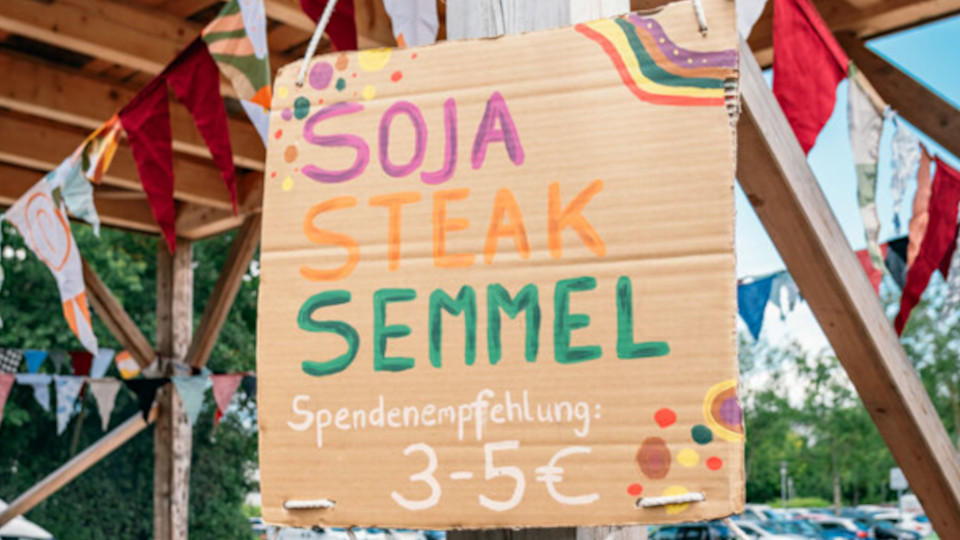 Schild einer Soja-Steak-Semmel