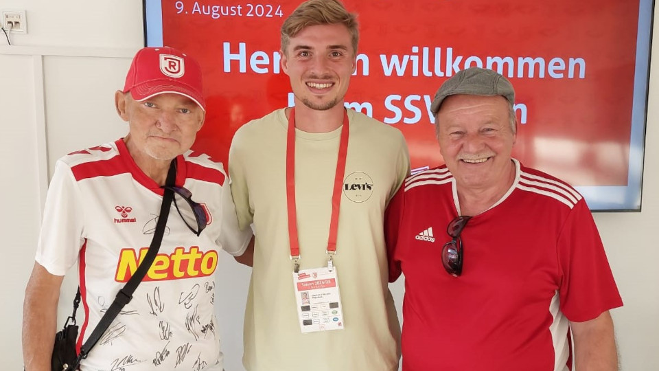 Gruppenfoto beim letzten Besuch mit SSV Jahn Spieler