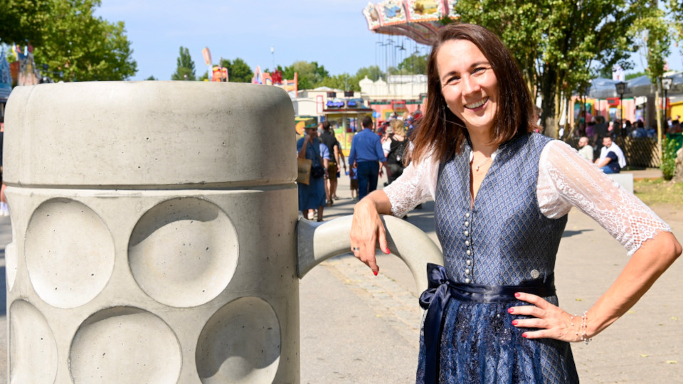 Frau ist im Dirndl auf einem Volksfest