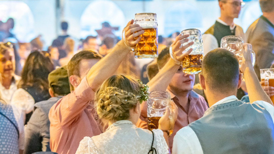 Gruppe im Bierzelt mit den Bierkrügen