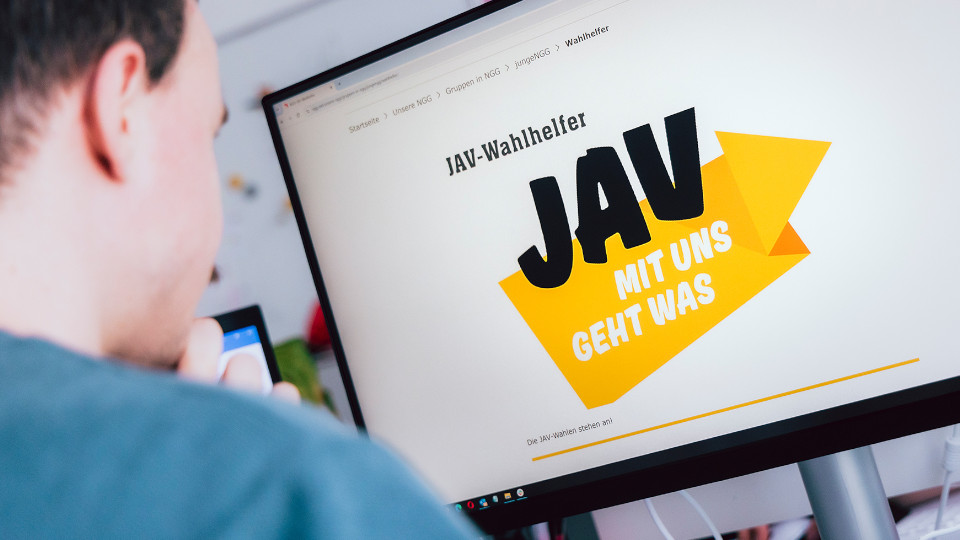 Junge sieht auf dem Computer die Wahl