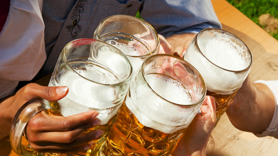 Freunde stoßen mit Bier an