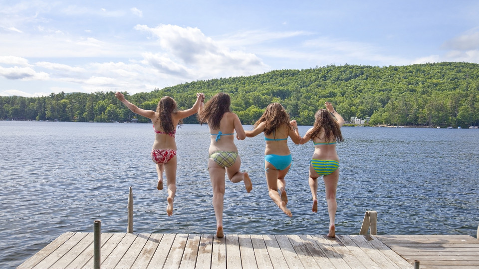 Kinder am Badesee