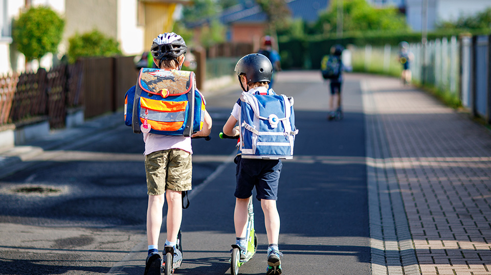 Schulkinder auf der Straße