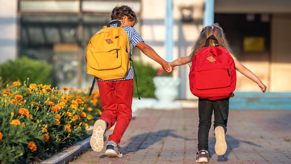 Kinder rennen über die Straße