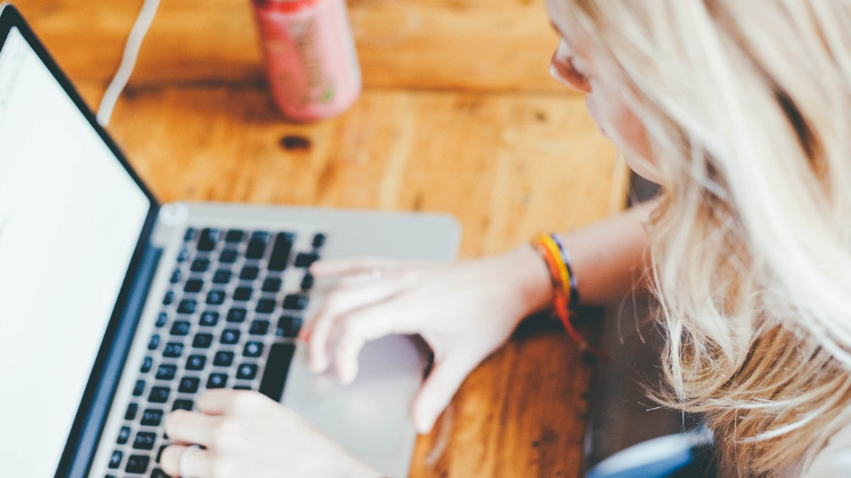 Studentin sitzt am Laptop