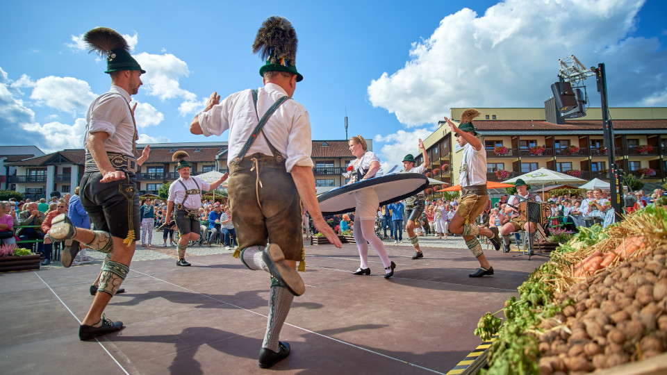 Bayerische Tänzer auf dem Markt