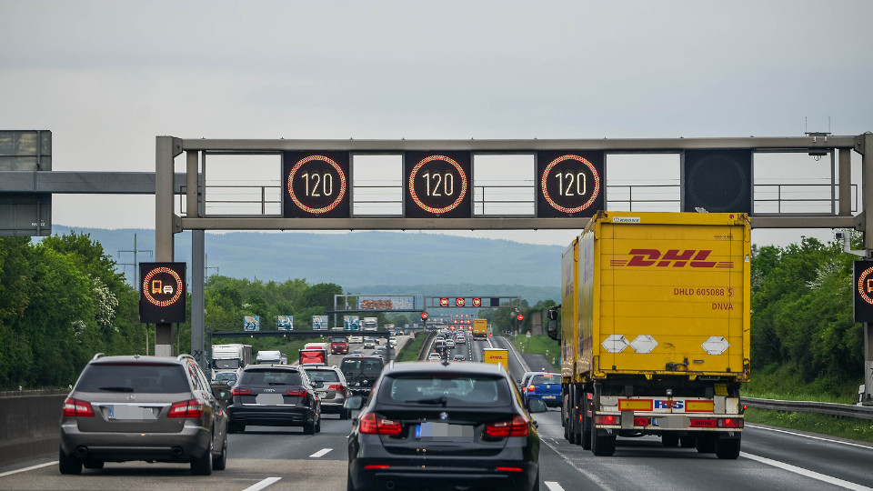 Symbolfoto: hohes Verkehrsaufkommen auf der Autobahn