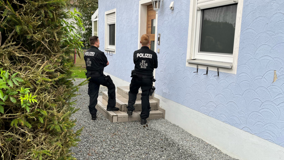 Polizisten vor einer Haustüre