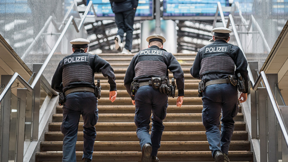 Polizisten gehen die Treppe hinauf