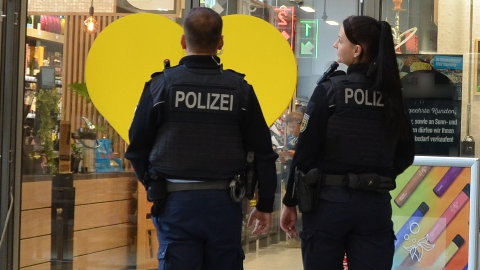 Polizei steht vor einem Geschäft