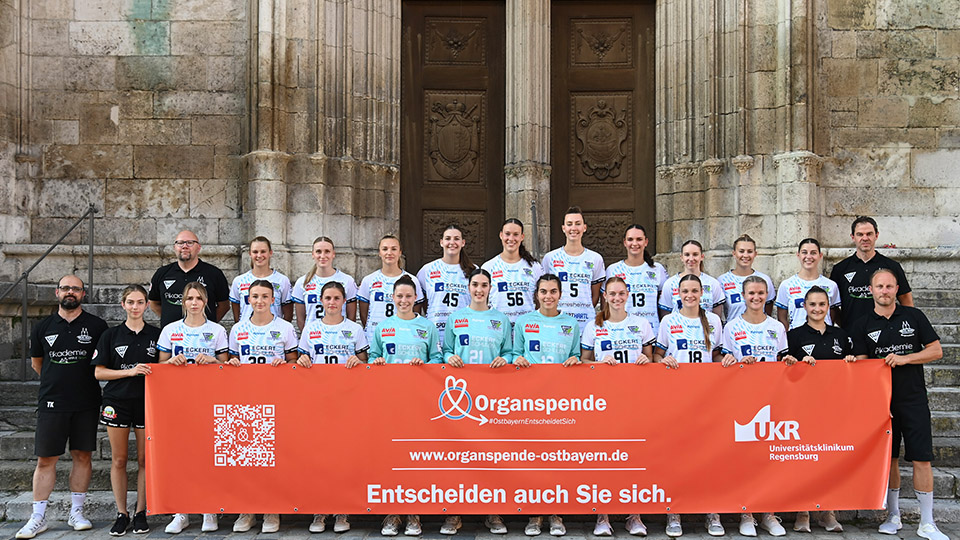 Die Mannschaft steht mit den beiden Patinnen Sophia und Franzi Peter hinter der Organspende-Aktion des Universitätsklinikums Regensburg