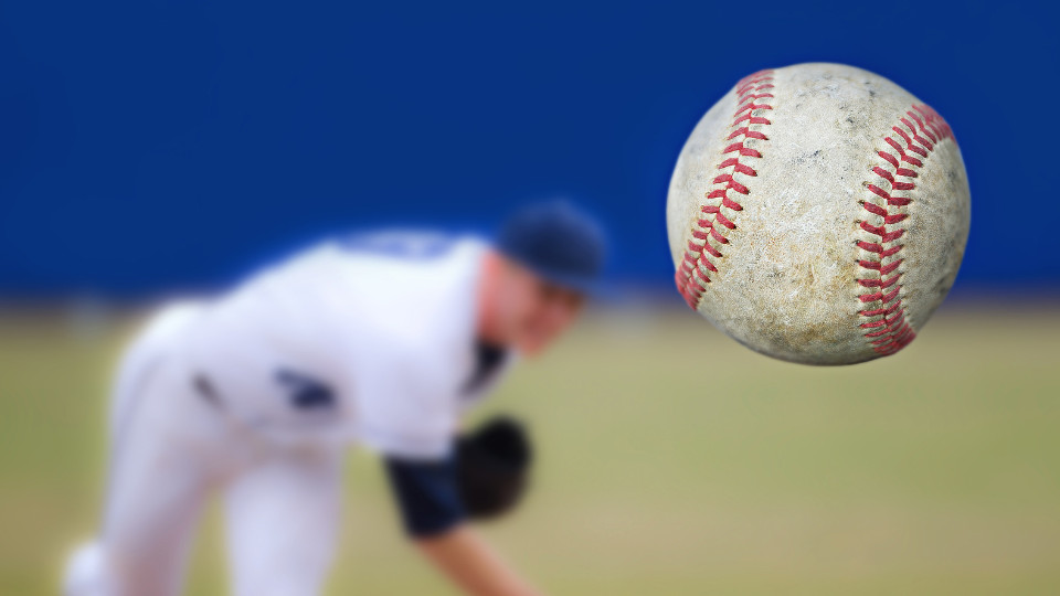 Symbolbild: Baseballspieler wirft Ball