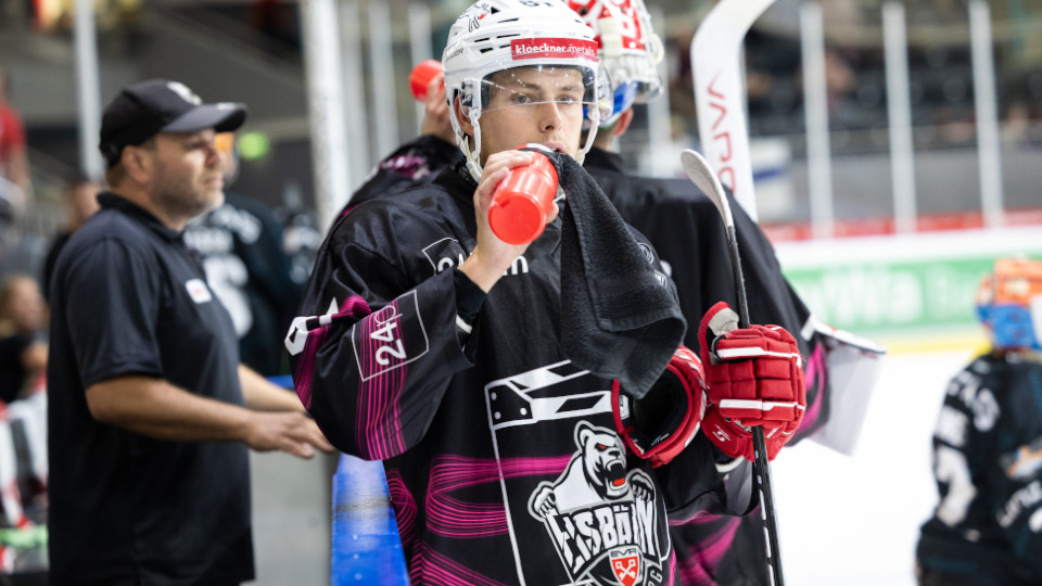 Eishockey Spieler bei einer Trinkpause